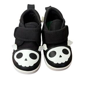 Ikiki Skull & Cross Bones Squeaky Pirates Shoes-Size 4